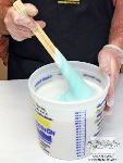 מערבבים את המרכיבים באופן ידני. חשוב להשתמש במקל שטוח בעל זווית של 90 מעלותו לגרד את החומר מתחתית וצידי המיכל.