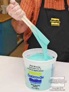 לחיצה להגדלת תמונה מערבבים את החומרים עד אשר גוון החומר אחיד לגמרי ואין בו פסים לבנים או ירוקים.