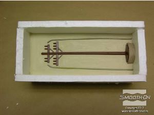 לחיצה להגדלת תמונה מטביעים עמוד טלפון מיניאטורי (עד לאמצע שלו) בתוך חימר נטול גופרית LBT/NSP  (בתוך קופסת תבנית).