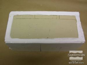 לחיצה להגדלת תמונה הופכים את התבנית כך שהחימר פונה למעלה.