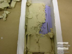 לחיצה להגדלת תמונה מוציאים את החימר מהקופסה וחושפים את החצי השני של מודל עמוד הטלפון.