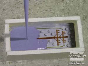 לחיצה להגדלת תמונה מערבבים סיליקון OOMOO® 30 ושופכים אל תוך הקופסה כדי ליצור את חצי התבנית השני.