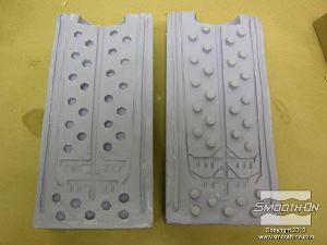 לחיצה להגדלת תמונה מניחים לחצי התבנית השני להתמצק. לאחר מכן, פותחים את שני חצאי התבנית ומוציאים את עמוד הטלפון המיניאטורי.