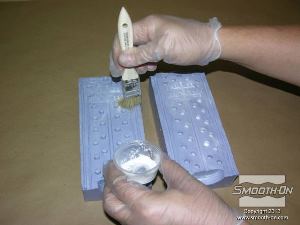 לחיצה להגדלת תמונה מצפים את התבנית באבקת טאלק כדי להעניק ליציקה גימור מט.