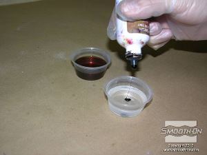 לחיצה להגדלת תמונה מוסיפים לחלק המקשה פיגמנט לפוליאוריטן SO-Strong חום.