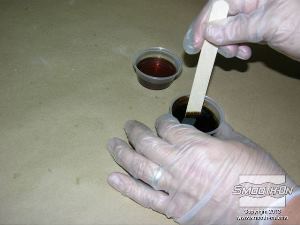 לחיצה להגדלת תמונה מערבבים את הפיגמנט ביסודיות בחלק המקשה של שרף הSmooth-Cast® 320.