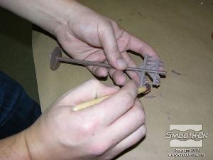 לחיצה להגדלת תמונה חותכים פלאשים מהיציקה בעזרת סכין מדוייק.