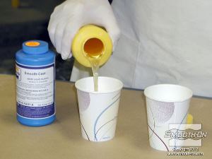 לחיצה להגדלת תמונה עבור היציקה משתמשים ב פוליאוריתן קשיח עמיד באימפקט Smooth-Cast® 65D . שופכים לכוס את חלק הבסיס.