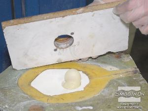 לחיצה להגדלת תמונה מורידים את קרש המכסה וחושפים את הקצף העודף.