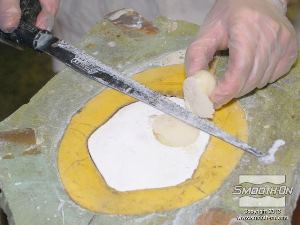 לחיצה להגדלת תמונה מסירים את  העודף של ה פוליאוריטן מוקצף באמצעות מסור.