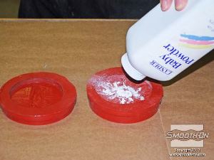 לחיצה להגדלת תמונה מפזרים שכבה דקה של טלק על תבנית ה סיליקון ליציקה עמיד בטמפ גבוהה- Mold Max® 60 כדי להפחית את מתח הפנים על המשטח.