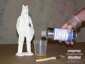 לחיצה להגדלת תמונה לפני הסתימות בעזרת הדבק יש לאטום את מודל הקרמיקה חסר הגלזורה, בעזרת חומר אטימה Super Seal.