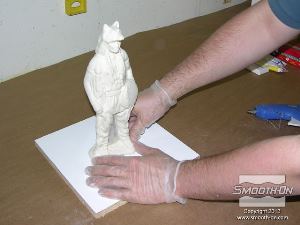 לחיצה להגדלת תמונה ומדביקים אותו לקרש מלאמין שיהווה את בסיס קופסת התבנית.