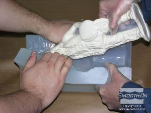 לחיצה להגדלת תמונה אחרי שחותכים את התבנית, פותחים את הגומי ומוציאים את המודל המקורי.