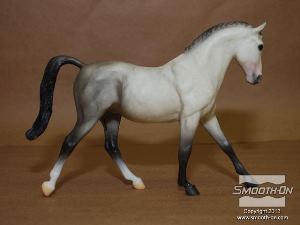 לחיצה להגדלת תמונה המודל המקורי הוא בעל מורכבות בינונית עם פרטים קטנים בעיקר באסור הרעמה ובפנים. המודל נבחן עבור בעיות אפשריות ונמצא שתנוחת הרגלים אינה אחידה כך שכל רגל נוגעת בלוח הבסיס בזווית אחרת. 