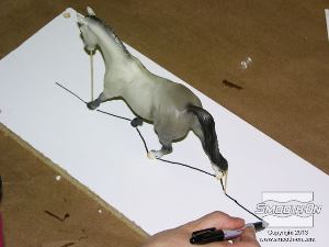 לחיצה להגדלת תמונה את קו הסימון השני מציירים על לוח הבסיס לאורך המתווה של הקו שעל תחתית הסוס. יש להאריך את הקו לפחות 5 ס