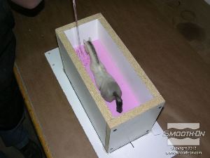 לחיצה להגדלת תמונה שופכים לאט את סיליקון גמיש ליציקה Mold Max® 30 אל הנקודה הנמוכה בקופסת התבנית ומניחים לחומר לעלות בעצמו על המודל (בניגוד ללשפוך ישירות על המודל).