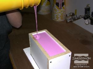 לחיצה להגדלת תמונה ממלאים לחלוטין את קופסת התבנית ב סיליקון לתבניות Mold Max® 30.