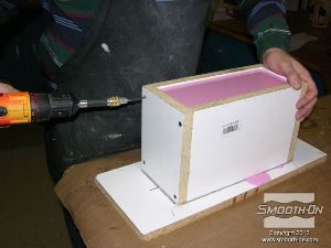 לחיצה להגדלת תמונה נותנים לMold Max® 30 לפחות 16 שעות ולאחר מכן מסירים את צידי הקופסה.