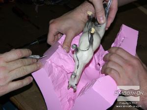 לחיצה להגדלת תמונה מוציאים את המודל המקורי מ תבנית סיליקון הMold Max® 30.