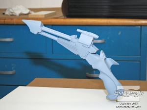 לחיצה להגדלת תמונה האקדח ניצב ומוכן לתהליך הכנת התבנית.