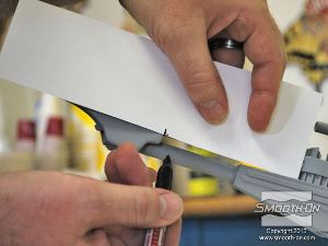 לחיצה להגדלת תמונה מודדים חתיכת נייר בריסטול באורך מתאים כדי להכין 