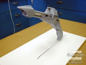 לחיצה להגדלת תמונה מציירים את ההיטל של הקו גם על לוח הבסיס. הקו ישמש כסימון להיכן יש לחתוך את התבנית כדי לחלוץ את המודל בהמשך.