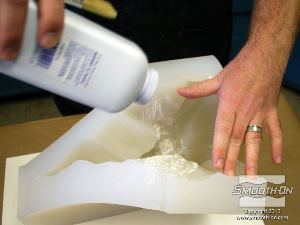 לחיצה להגדלת תמונה מפזרים מעט טלק על פני התבנית כדי לצמצם התפתחות של בועות על פני השטח.