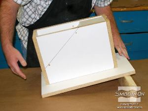 לחיצה להגדלת תמונה מציבים את התבנית בזווית כדי להקטין את היווצרות בועות האוויר.