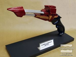 לחיצה להגדלת תמונה היציקה הגמורה ניצבת על מעמד עבור תצוגה.