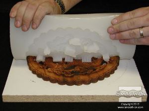 לחיצה להגדלת תמונה מסירים את לוחות הקופסה ו תבנית הסיליקון מהמודל המקורי.