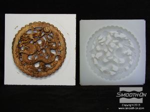 לחיצה להגדלת תמונה גומי סיליקון Dragon Skin® מעתיק לתבנית את כל פרטי גילוף העץ המקורי באופן מושלם.