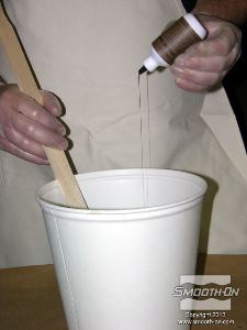 לחיצה להגדלת תמונה לאחר שהמקשה והפילר מעורבבים היטב והינם במרקם חלק, מוסיפים מספר טיפות של צבע לפוליאוריטן So-Strong חום.