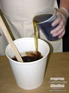 לחיצה להגדלת תמונה מוסיפים לתערובת גם את חלק הבסיס. חשוב לגרד את החומר מתחתית המיכל ומצידיו מספר פעמים כדי להבטיח ערבוב טוב.