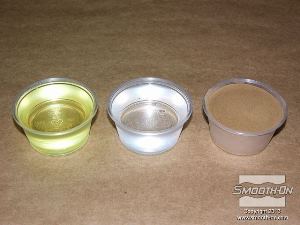 לחיצה להגדלת תמונה מודדים כמויות שוות לפי נפח של חלקי הבסיס והמקשה של פוליאוריתן Smooth-Cast® 325. מודדים כמות שווה גם של אבקת הברונזה.