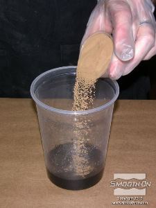 לחיצה להגדלת תמונה מוסיפים למיכל הערבוב גם את אבקת הברונזה ומערבבים ביסודיות.