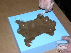 לחיצה להגדלת תמונה מיד מתחילים למרוח את החומר בתבנית ויוצרים 