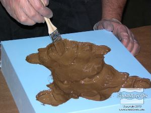 לחיצה להגדלת תמונה התערובת תמשיך להתעבות בזמן המריחה. ברגע שהחומר מתחיל להיות דביק Tacky מפסיקים למרוח. בשלב זה, יותר מדי מריחה עלולה לפגוע ביציקה. לאחר המריחה מניחים לחומר להתמצק במשך 5 דקות.