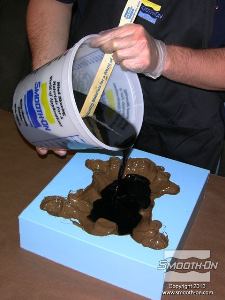 לחיצה להגדלת תמונה שופכים את התערובת אל מרכז חלל התבנית עד שהיא מלאה.