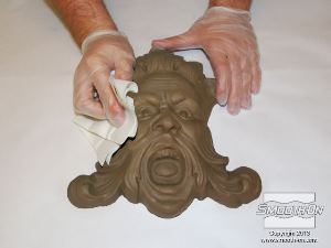 לחיצה להגדלת תמונה הטרפנטין מרכך במעט את הפלסטיק וגורם לכך שכאשר צבע המתכת מבריק יותר כאשר משפשפים את הדגם בצמר הפלדה.