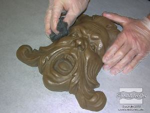 לחיצה להגדלת תמונה משפשפים את היציקה בעזרת צמר פלדה עד שמגיעים לברק הרצוי.