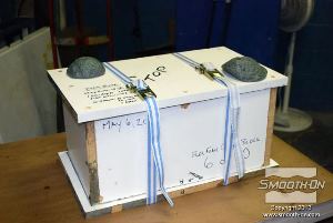 לחיצה להגדלת תמונה מניחים לקצף להתפשט אל מחוץ לקופסה ולהתמצק במשך שעה אחת.