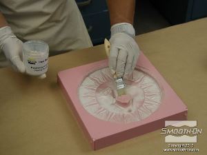 לחיצה להגדלת תמונה מוודאים שכל איזורי התבנית מכוסים בחומר, במיוחד בפרטים העמוקים ובצידי התבנית.