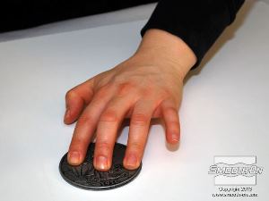 לחיצה להגדלת תמונה יש ללחוץ מעט על המטבע על מנת להבטיח הדבקה טובה. יש לתת לדבק להתייבש לפני שממשיכים בתהליך