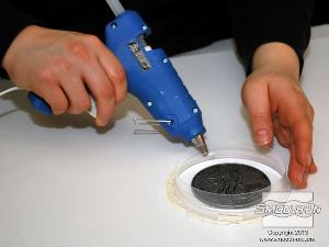 לחיצה להגדלת תמונה יש לאבטח את המסגרת בעזרת אקדח דבק חם.