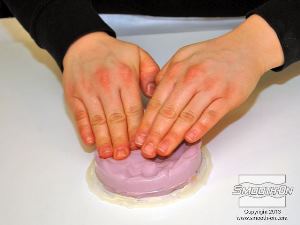 לחיצה להגדלת תמונה יש להימנע מלהוציא בצק סיליקון שנלחץ כלפי המודל ולמקם אותו בשנית, זה יכול להפריע בהעתקת הפרטים.