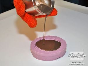 לחיצה להגדלת תמונה לפני יציקת השוקולד יש לשים את התבנית 4 שעות ב 100 מעלות בתנור, לחכות להתקררות ולשטוף עם מים חמים וסבון. כעת ניתן להמיס שוקולד ולצקת אל התבנית. תבנית מבצק סיליקון מסדרת Equinox תחזיק 200 מעלות.