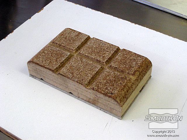 המודל גולף בעץ ונאטם ע"י לכה אקרילית. 