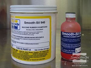 לחיצה להגדלת תמונה יחס הערבוב של הסיליקון מאושר מזון Smooth-Sil 940 הוא 100:10 לפי משקל.