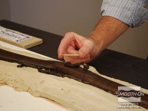 לחיצה להגדלת תמונה בעזרת קיסם עץ, יוצרים תעלות אוורור באזורי התבנית שעלולים לכלוא אוויר ביציקה.